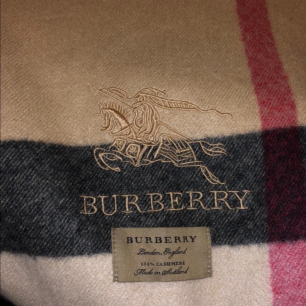 Burberry cashmere scarf. Unisex